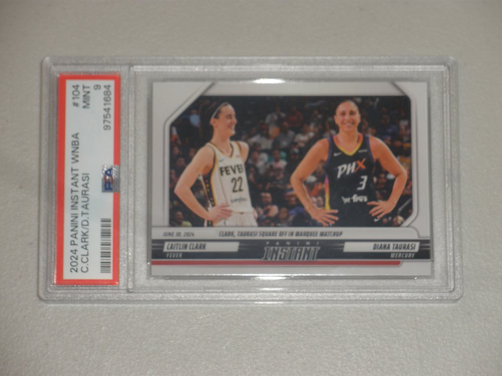 Panini Instant WNBA Card 2024 Panini Instant WNBA #104 Caitlin Clark & Diana Taurasi 'Square Off' Trading Card Square Off Card #104 - Foto 2